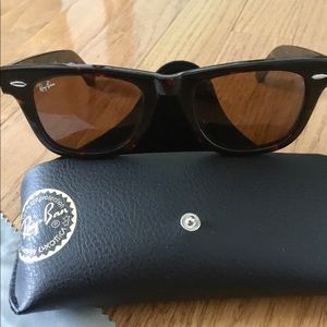 Ray-Ban original wayfarers classic. Dark brown tortoise. No scratches or scuffs.